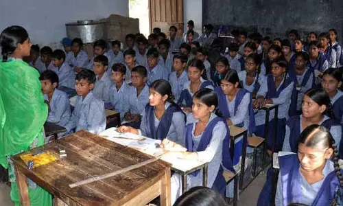Hisar के स्कूल में लड़कियों को उठक-बैठक लगवाई गई, परेड कराई गई Hisar के स्कूल में लड़कियों को उठक-बैठक लगवाई गई, परेड कराई गई