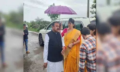 Maharashtra की महिला अधिकारी की रेप के आरोपी ज्योतिषी के साथ तस्वीरें सामने आने पर विवाद खड़ा Maharashtra की महिला अधिकारी की रेप के आरोपी ज्योतिषी के साथ तस्वीरें सामने आने पर विवाद खड़ा