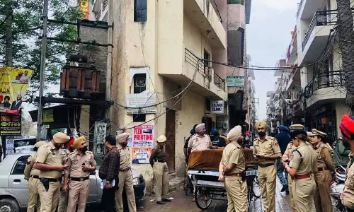 Mohali में घेराबंदी अभियान के दौरान एक फेरीवाला पकड़ा गया Mohali में घेराबंदी अभियान के दौरान एक फेरीवाला पकड़ा गया