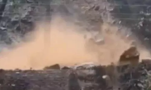 Kullu के इनर अखारा बाज़ार में भूस्खलन से दहशत, निवासियों को सुरक्षित ठिकानों पर पहुंचाया गया