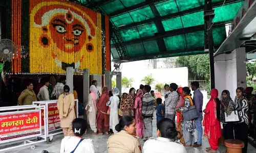 Panchkula: पहली नवरात्रि पर धुंधले आसमान में छाई उत्सव की रौनक Panchkula: पहली नवरात्रि पर धुंधले आसमान में छाई उत्सव की रौनक