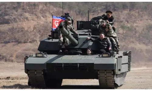 उत्तर कोरियाई नेता Kim Jong-Un और उनकी बेटी सेना के प्रशिक्षण के दौरान एक साथ टैंक पर सवार हुए