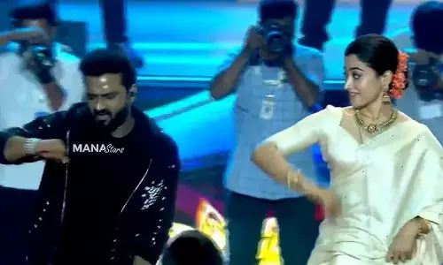 DSP ने अवार्ड शो में रश्मिका को लेकर किया मज़ेदार गाना, वीडियो वायरल DSP ने अवार्ड शो में रश्मिका को लेकर किया मज़ेदार गाना, वीडियो वायरल