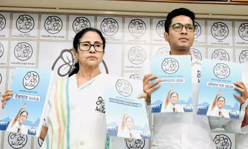 TMC का चुनावी घोषणापत्र जारी, ममता बनर्जी ने किए 10 बड़े वादे TMC का चुनावी घोषणापत्र जारी, ममता बनर्जी ने किए 10 बड़े वादे