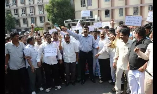 Telangana बजट से रिटायर्ड कर्मचारियों में नाराज़गी, लंबित मांगें अधूरी Telangana बजट से रिटायर्ड कर्मचारियों में नाराज़गी, लंबित मांगें अधूरी