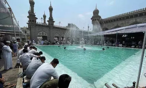 Hyderabad की मक्का मस्जिद में हज़ारों लोगों ने जुमा-तुल-विदा की नमाज़ अदा की Hyderabad की मक्का मस्जिद में हज़ारों लोगों ने जुमा-तुल-विदा की नमाज़ अदा की