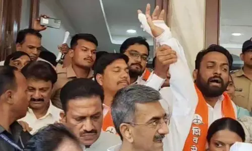 Satara ज़िला परिषद में हंगामा: पालक मंत्री शंभूराज देसाई घायल; BJP कार्यकर्ताओं पर आरोप Satara ज़िला परिषद में हंगामा: पालक मंत्री शंभूराज देसाई घायल; BJP कार्यकर्ताओं पर आरोप