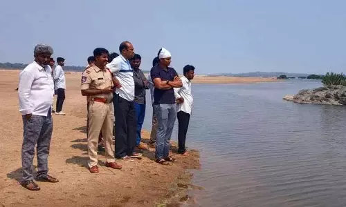 Bhadrachalam के पास गोदावरी में पांच इंजीनियरिंग छात्र लापता हो गए Bhadrachalam के पास गोदावरी में पांच इंजीनियरिंग छात्र लापता हो गए