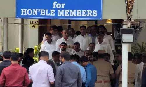 अधूरे वादों को लेकर बजट भाषण के दौरान BRS विधायकों ने किया वॉकआउट अधूरे वादों को लेकर बजट भाषण के दौरान BRS विधायकों ने किया वॉकआउट