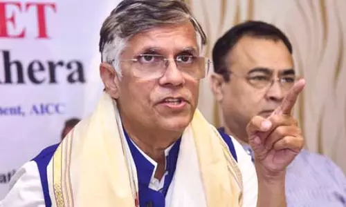 पश्चिम एशिया में हमलों और पेट्रोल की बढ़ती कीमतों पर चुप्पी को लेकर कांग्रेस ने केंद्र पर साधा निशाना पश्चिम एशिया में हमलों और पेट्रोल की बढ़ती कीमतों पर चुप्पी को लेकर कांग्रेस ने केंद्र पर साधा निशाना