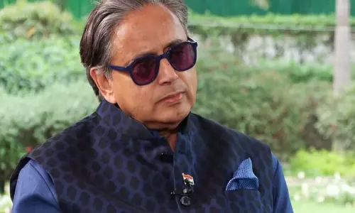 Shashi Tharoor ने संजू सैमसन को विझिंजम का सबसे महान उत्पाद बताया