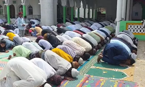 Farrukhabad: अलविदा नमाज के बाद ईद की खुशियां Farrukhabad: अलविदा नमाज के बाद ईद की खुशियां