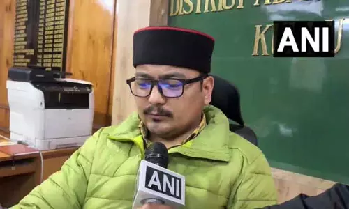 कुल्लू में लैंडस्लाइड से हड़कंप, बड़े बोल्डर गिरने के बाद घर खाली कराए गए