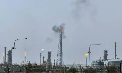 Kuwait की मीना अल-अहमदी रिफाइनरी पर ड्रोन हमला, आग लगने से हड़कंप Kuwait की मीना अल-अहमदी रिफाइनरी पर ड्रोन हमला, आग लगने से हड़कंप