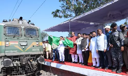 Srikakulam में दो रेलवे स्टेशनों पर प्रायोगिक ठहराव शुरू, यात्रियों को राहत Srikakulam में दो रेलवे स्टेशनों पर प्रायोगिक ठहराव शुरू, यात्रियों को राहत