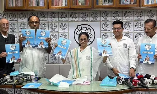 महिलाओं, बुजुर्गों और युवाओं के लिए Mamata के 10 वादे — घोषणापत्र में तृणमूल के क्या वादे हैं? महिलाओं, बुजुर्गों और युवाओं के लिए Mamata के 10 वादे — घोषणापत्र में तृणमूल के क्या वादे हैं?