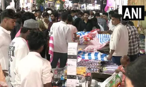 ईद से पहले कोलकाता के बाजारों में रौनक, खरीदारी के लिए उमड़ी भीड़ ईद से पहले कोलकाता के बाजारों में रौनक, खरीदारी के लिए उमड़ी भीड़