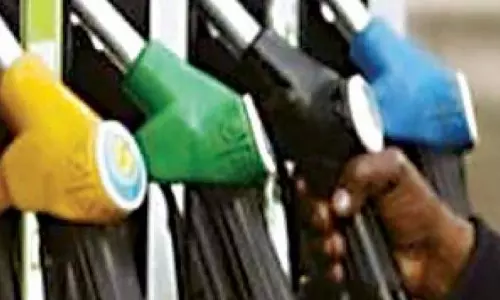 Andhra Pradesh में ईंधन सप्लाई पर अनौपचारिक राशनिंग, पेट्रोल-डीजल की पैनिक बाइंग Andhra Pradesh में ईंधन सप्लाई पर अनौपचारिक राशनिंग, पेट्रोल-डीजल की पैनिक बाइंग