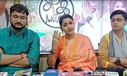 Rachana ने लाल या नारंगी रंग पहनने को कहा; वोट से पहले रंगों को लेकर असमंजस पैदा हो गया Rachana ने लाल या नारंगी रंग पहनने को कहा; वोट से पहले रंगों को लेकर असमंजस पैदा हो गया