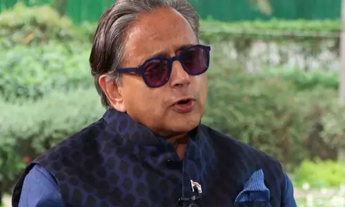 थरूर ने LDF पर निशाना साधा, CM चेहरे की अटकलों से किया इनकार थरूर ने LDF पर निशाना साधा, CM चेहरे की अटकलों से किया इनकार