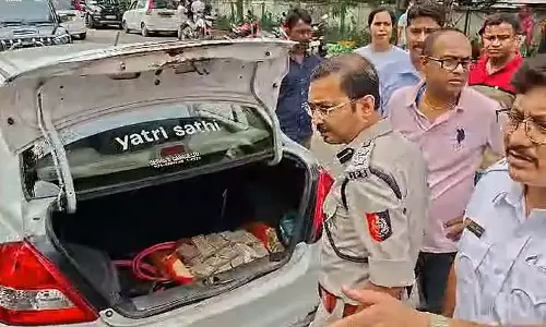 City centre के पास कार से लाखों रुपये बरामद, गुजरात का निवासी गिरफ्तार City centre के पास कार से लाखों रुपये बरामद, गुजरात का निवासी गिरफ्तार