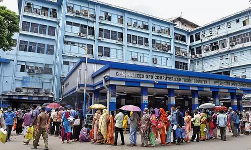 RG Tax के बाद सरकारी अस्पताल SSKM में एक युवक की रहस्यमयी मौत RG Tax के बाद सरकारी अस्पताल SSKM में एक युवक की रहस्यमयी मौत