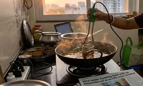 LPG संकट से रुका इमर्शन रॉड का इस्तेमाल; भारतीय इंजीनियर का जुगाड़ हुआ वायरल LPG संकट से रुका इमर्शन रॉड का इस्तेमाल; भारतीय इंजीनियर का जुगाड़ हुआ वायरल