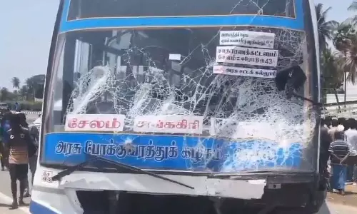 Tamil Nadu में हाईवे पर हुए हादसे में 8 लोगों की मौत, गर्भवती महिला और एक शिशु भी शामिल Tamil Nadu में हाईवे पर हुए हादसे में 8 लोगों की मौत, गर्भवती महिला और एक शिशु भी शामिल