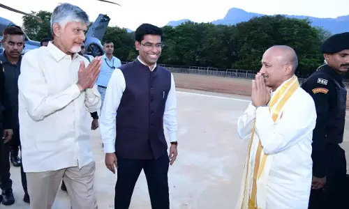 Chandrababu Naidu ने तिरुमाला में की दो दिवसीय यात्रा, परिवार संग पूजा-अर्चना करेंगे Chandrababu Naidu ने तिरुमाला में की दो दिवसीय यात्रा, परिवार संग पूजा-अर्चना करेंगे