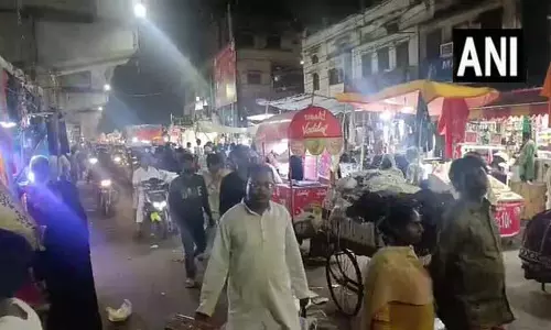 लखनऊ: ईद-उल-फितर से पहले बाजारों में खरीदारी को लेकर उमड़ी भारी भीड़ लखनऊ: ईद-उल-फितर से पहले बाजारों में खरीदारी को लेकर उमड़ी भारी भीड़