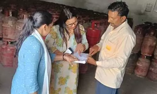 एलपीजी गैस कालाबाजारी और अवैध रिफिलिंग के खिलाफ सघन जांच अभियान जारी एलपीजी गैस कालाबाजारी और अवैध रिफिलिंग के खिलाफ सघन जांच अभियान जारी