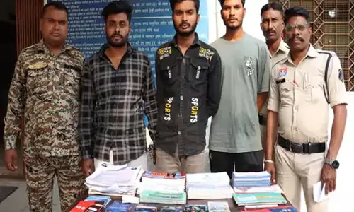 सरगुजा पुलिस ने म्यूल अकाउंट फ्रॉड गिरोह के 3 आरोपियों को किया गिरफ्तार सरगुजा पुलिस ने म्यूल अकाउंट फ्रॉड गिरोह के 3 आरोपियों को किया गिरफ्तार