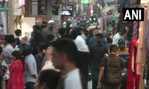ईद के करीब बेंगलुरु के बाजारों में दिखी खरीदारी की भारी भीड़ ईद के करीब बेंगलुरु के बाजारों में दिखी खरीदारी की भारी भीड़