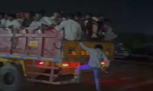 खरोरा में मालवाहक ट्राले में सवारियां ढोने पर पुलिस ने ट्रेलर जब्त खरोरा में मालवाहक ट्राले में सवारियां ढोने पर पुलिस ने ट्रेलर जब्त
