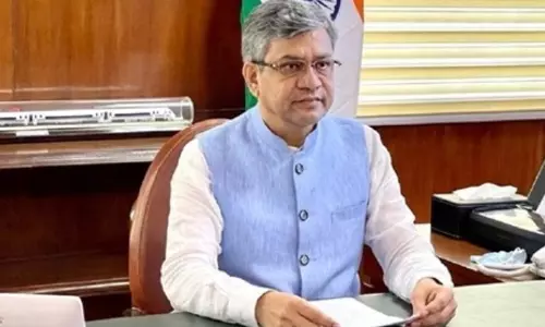 रेल मंत्री अश्विनी वैष्णव ने नई दिल्ली रेलवे स्टेशन पर सुरक्षा और यात्री सुविधा सुधारों की समीक्षा की रेल मंत्री अश्विनी वैष्णव ने नई दिल्ली रेलवे स्टेशन पर सुरक्षा और यात्री सुविधा सुधारों की समीक्षा की