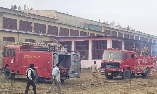 Kasganj: कोल्ड स्टोर में भीषण आग, अफरा-तफरी Kasganj: कोल्ड स्टोर में भीषण आग, अफरा-तफरी