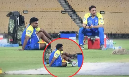 New Delhi: धोनी से बातचीत करते दिखे संजू सैमसन, CSK कैंप की तस्वीरें चर्चा में New Delhi: धोनी से बातचीत करते दिखे संजू सैमसन, CSK कैंप की तस्वीरें चर्चा में
