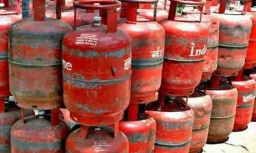 Bengaluru: गैस किल्लत से उद्योग बंद होने की कगार पर