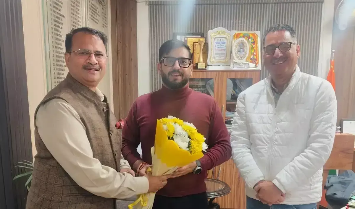 Rajouri: राकेश महाजन ने की प्रशासन से मुलाकात