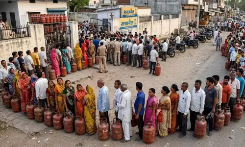 Chandigarh: गैस सप्लाई ठीक होने के बावजूद कतारें क्यों: हुड्डा Chandigarh: गैस सप्लाई ठीक होने के बावजूद कतारें क्यों: हुड्डा