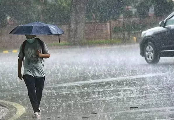 दिल्ली में तेज गर्जना के साथ हो रही बारिश दिल्ली में तेज गर्जना के साथ हो रही बारिश