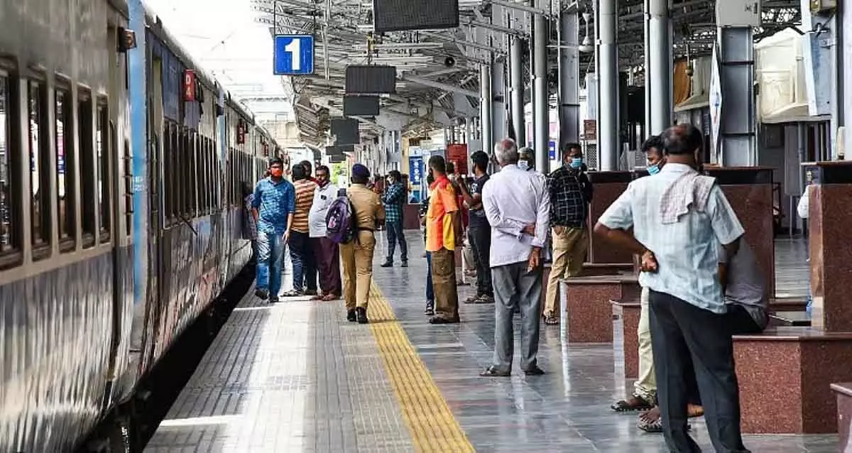 Tamil Nadu : अपने बच्चों के साथ भीख माँग रही युवतियों को बचाया गया Tamil Nadu : अपने बच्चों के साथ भीख माँग रही युवतियों को बचाया गया