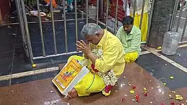 Tamil Nadu : बुस्सी आनंद ने उम्मीदवारों की सूची के साथ मेलमलयानूर अंगालम्मन मंदिर में पूजा-अर्चना की Tamil Nadu : बुस्सी आनंद ने उम्मीदवारों की सूची के साथ मेलमलयानूर अंगालम्मन मंदिर में पूजा-अर्चना की