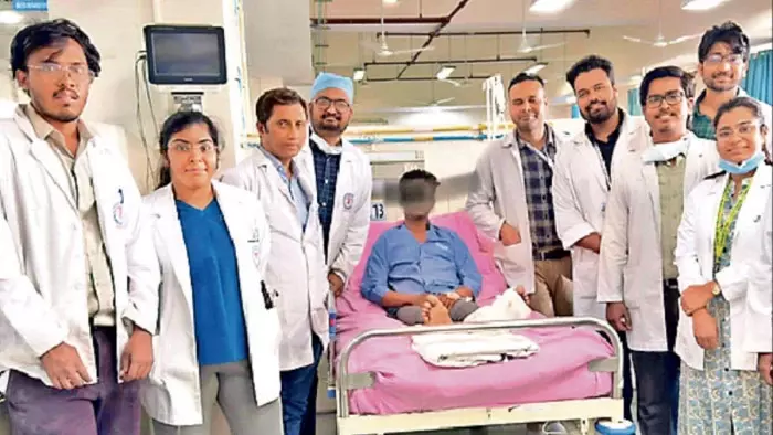 रायपुर एम्स ने बिल्डिंग से गिरे युवक की जान बचाई, टूटी हुई पसलियों को लीवर-आंत से निकाला रायपुर एम्स ने बिल्डिंग से गिरे युवक की जान बचाई, टूटी हुई पसलियों को लीवर-आंत से निकाला