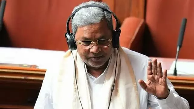 सरकारी कर्मचारियों के तबादलों में दखल देने पर हाई कोर्ट ने CM सिद्धारमैया को फटकारा सरकारी कर्मचारियों के तबादलों में दखल देने पर हाई कोर्ट ने CM सिद्धारमैया को फटकारा