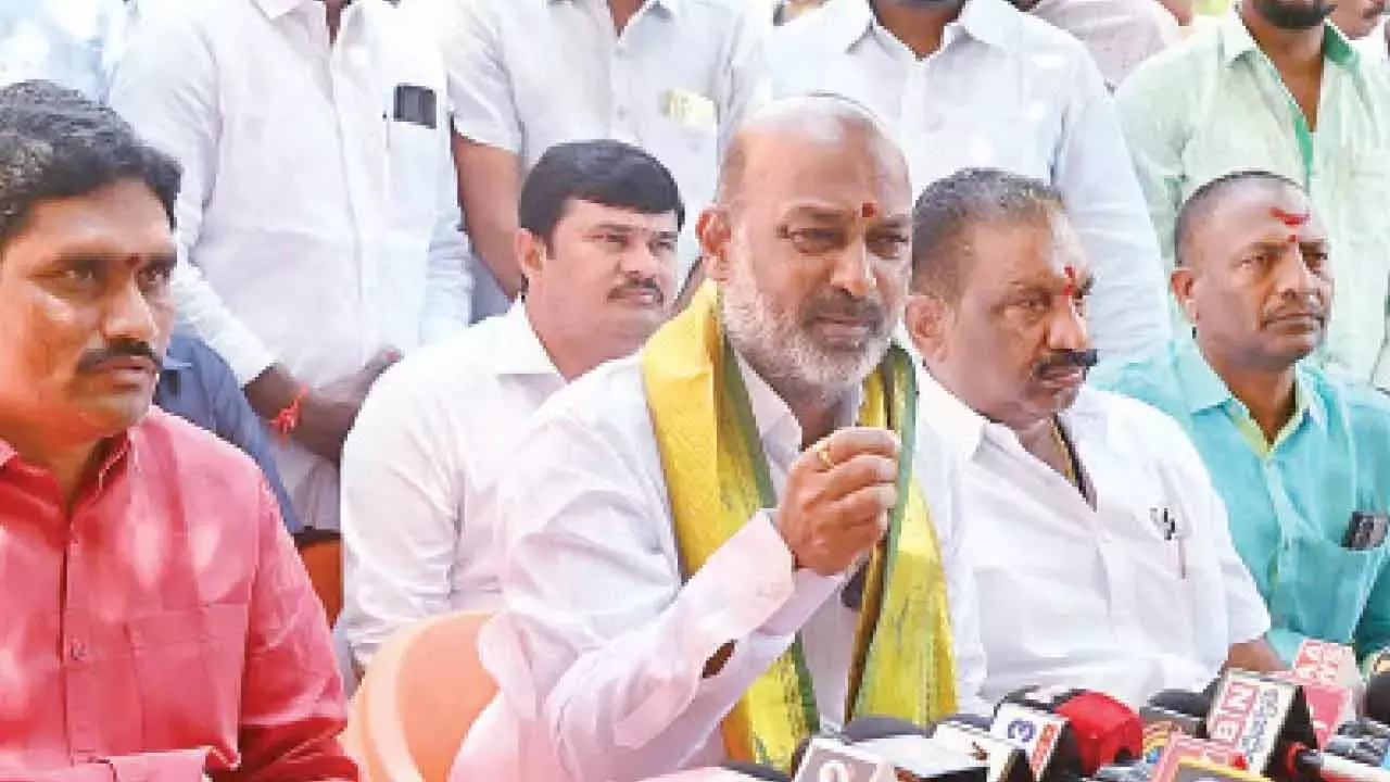 Telangana: बंदी ने वरिष्ठ नेताओं का अपमान करने के लिए रेवंत की आलोचना की Telangana: बंदी ने वरिष्ठ नेताओं का अपमान करने के लिए रेवंत की आलोचना की