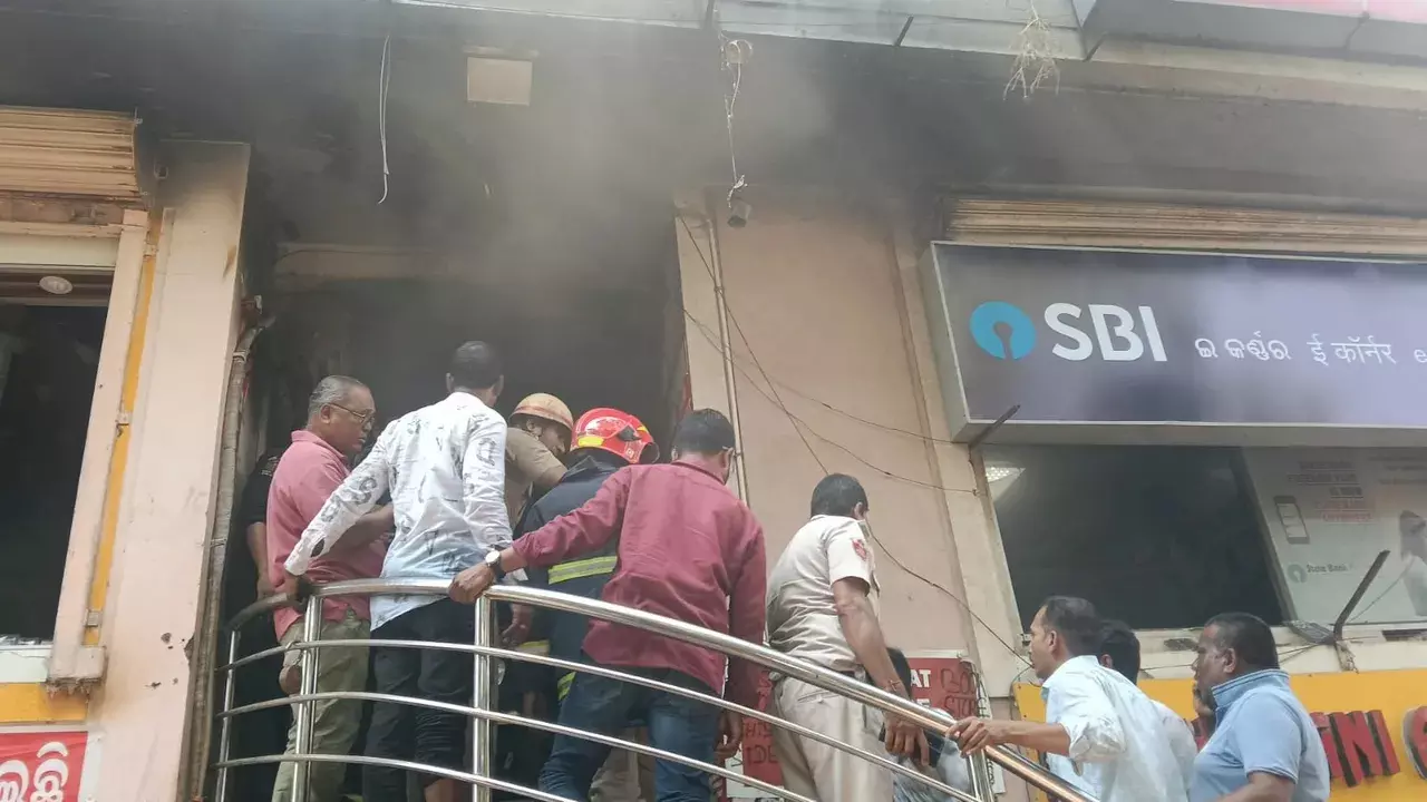 भुवनेश्वर में CRP स्क्वायर के पास प्रियदर्शिनी मार्केट कॉम्प्लेक्स में आग लगी भुवनेश्वर में CRP स्क्वायर के पास प्रियदर्शिनी मार्केट कॉम्प्लेक्स में आग लगी