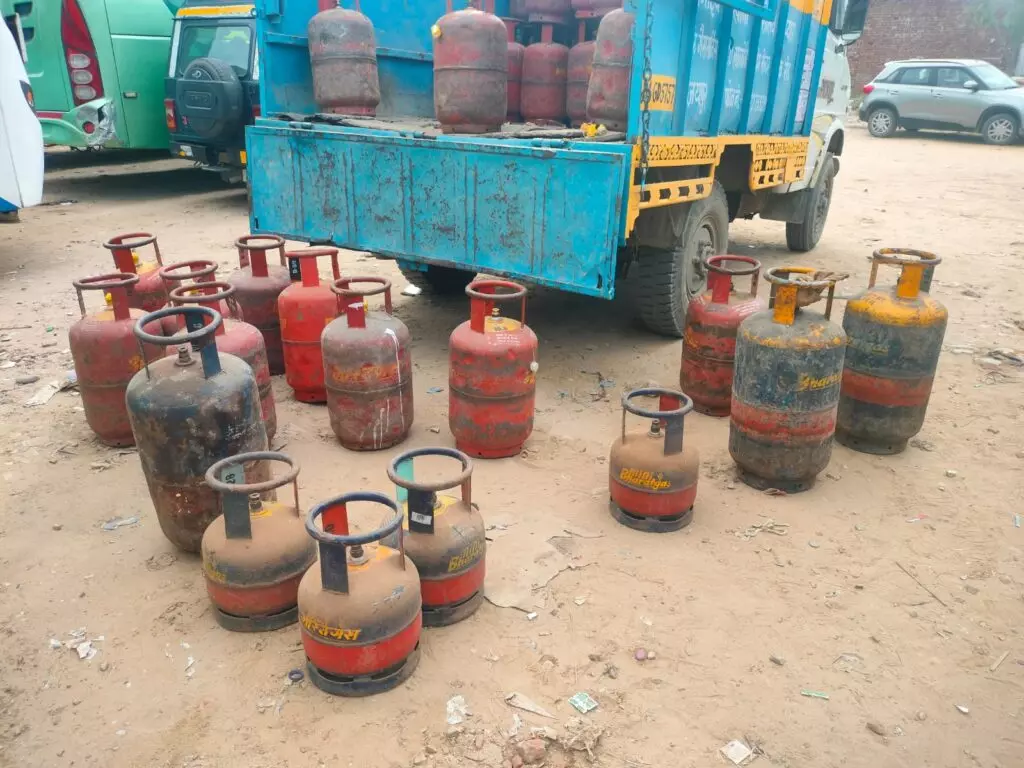 Ajmer: निजी गैस एजेंसियों के नाम पर अवैध कारोबार Ajmer: निजी गैस एजेंसियों के नाम पर अवैध कारोबार