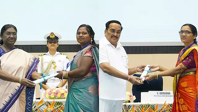 Jal Mahotsav : जल जीवन मिशन के तहत कर्नाटक की दो महिलाओं को सम्मानित किया Jal Mahotsav : जल जीवन मिशन के तहत कर्नाटक की दो महिलाओं को सम्मानित किया