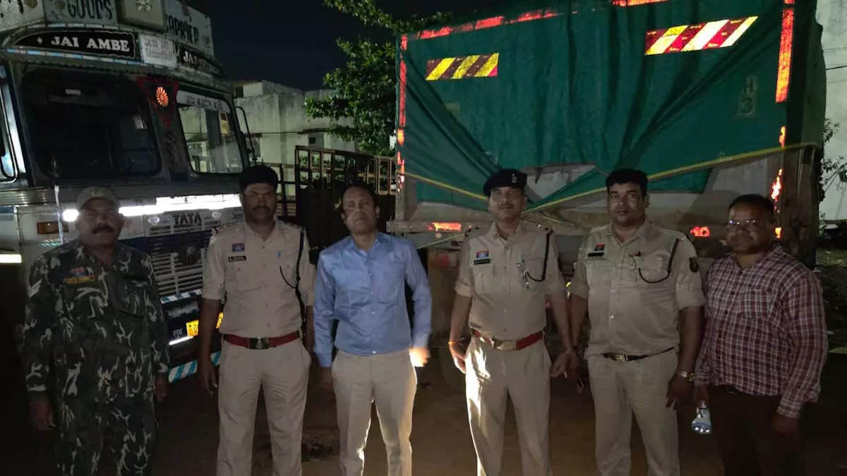 खनिज विभाग ने आरंग के रेत घाटों में मारी रेड, 11 हाइवा जब्त खनिज विभाग ने आरंग के रेत घाटों में मारी रेड, 11 हाइवा जब्त
